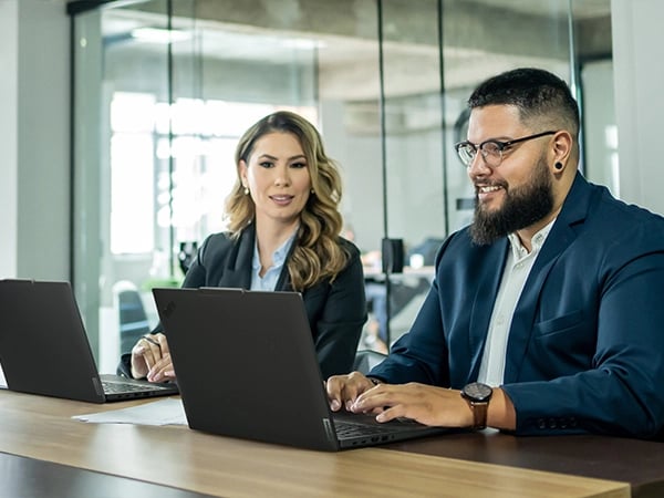 Laptop Empresarial ThinkPad T14 G5, Intel Core Ultra 5 125U, 16GB RAM, SSD 512GB, Windows 11 Pro, 3 años de garantía en sitio