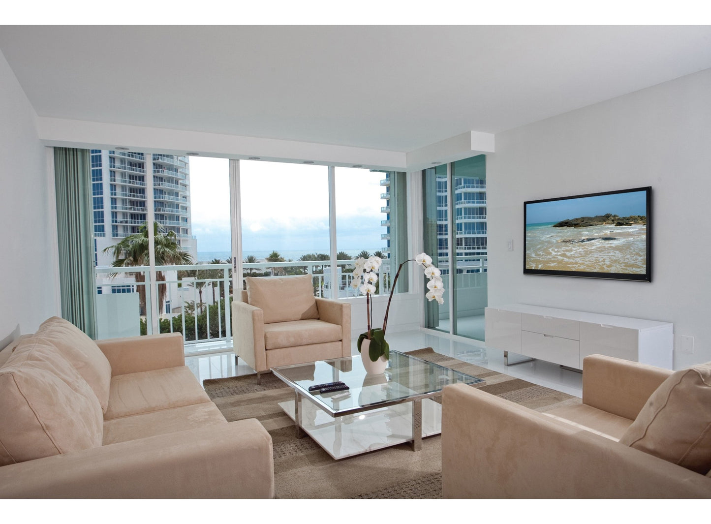 Soporte de pared fijo universal Paramount para pantallas de 39" a 90"