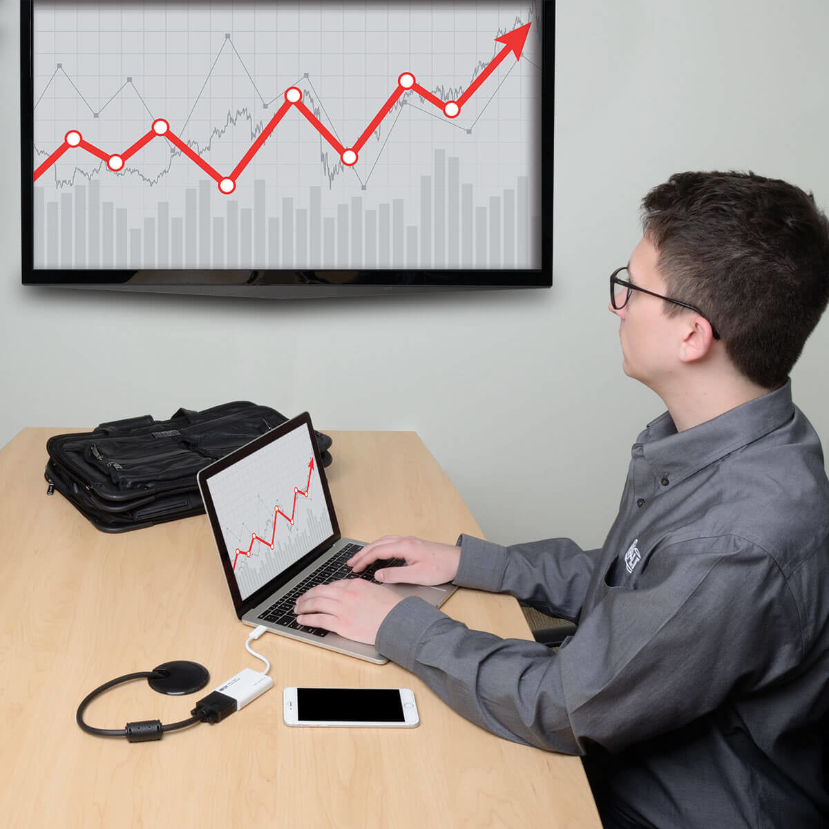 Adaptador Tripp Lite U444-06N-VGA, USB C Macho - VGA Hembra, Compatible con Thunderbolt 3