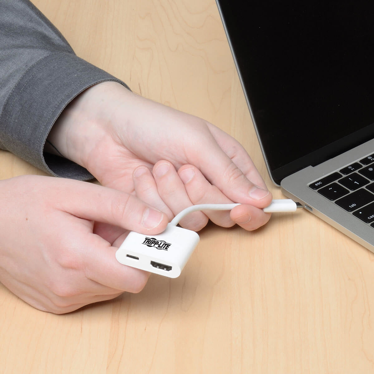 Adaptador Tripp Lite U444-06N-H4-C, HDMI Macho - USB C Hembra, con Puerto de Carga USB C, Compatible con Thunderbolt 3