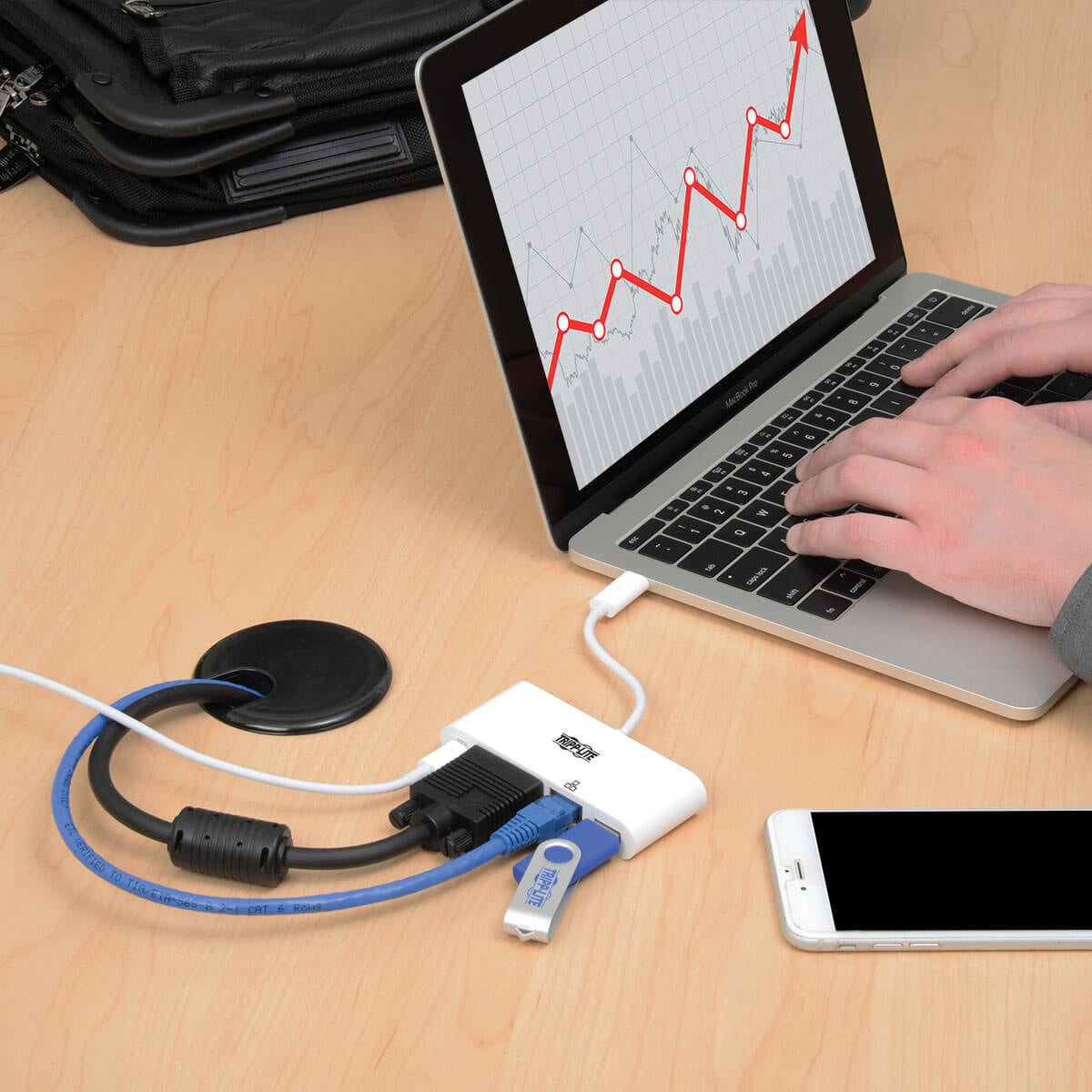 Adaptador Tripp Lite U444-06N-VGU-C, USB-C Macho - VGA Hembra con Hub USB-A, 1x RJ-45, Blanco